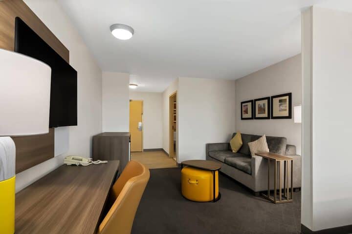 Room 32 of 76