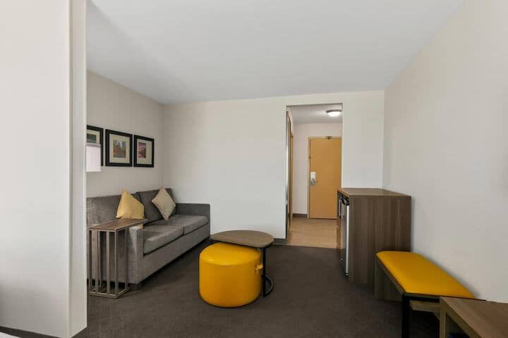 Room 28 of 76